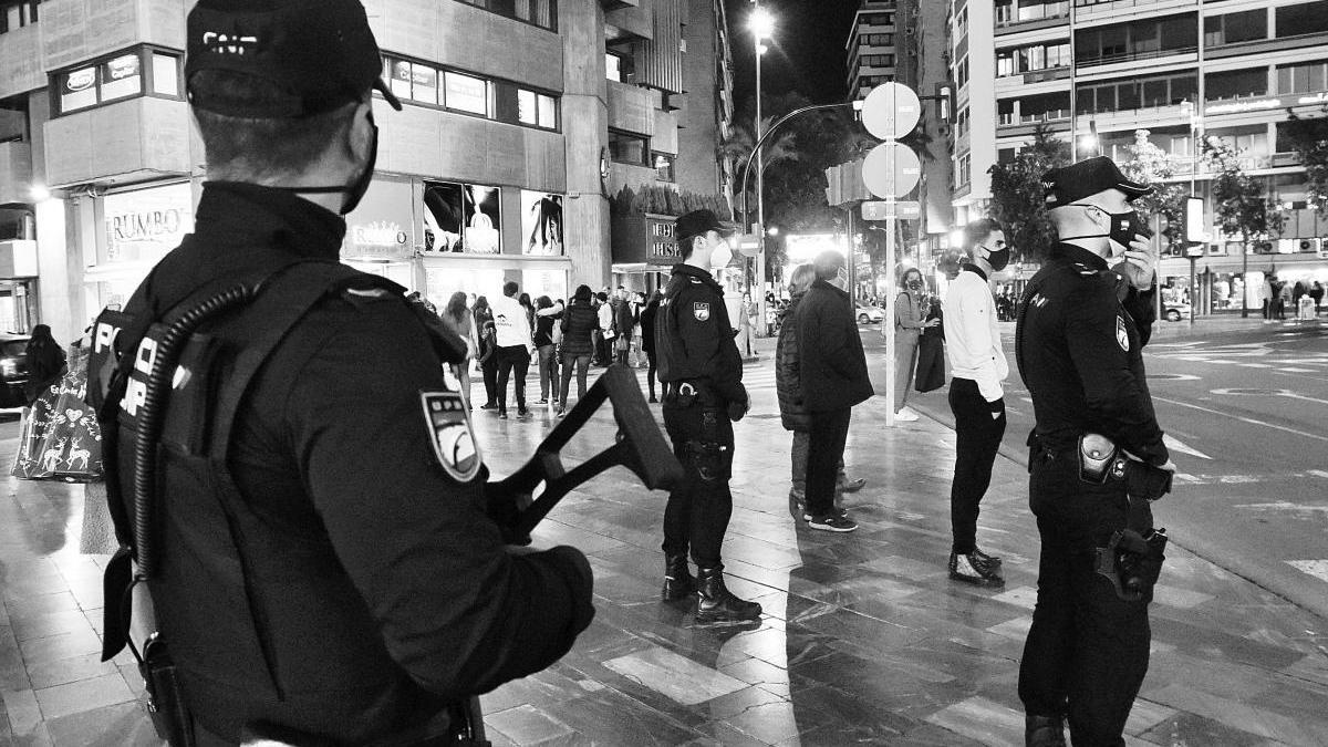 Efectivos de la Policía Nacional vigilan las calles de Murcia para evitar aglomeraciones y el incumplimiento de las medidas contra el coronavirus.