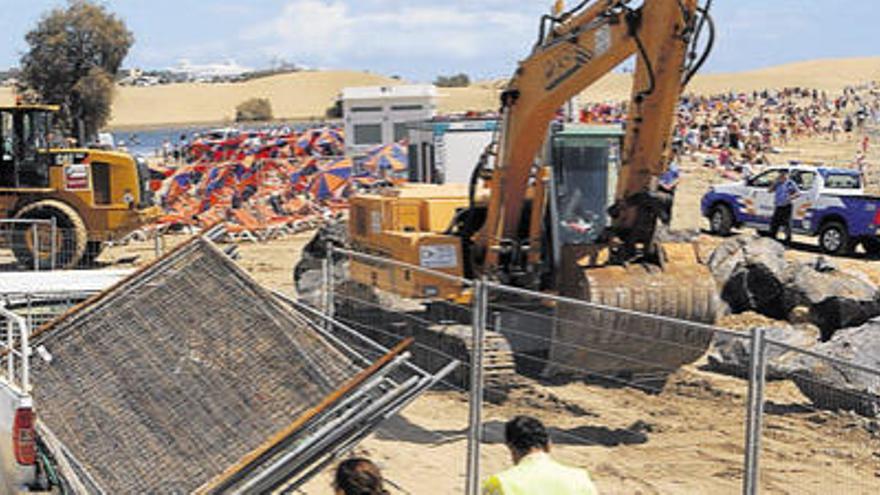 Trabajos para la colocación de la escollera de Maspalomas antes de la paralización de las obras.