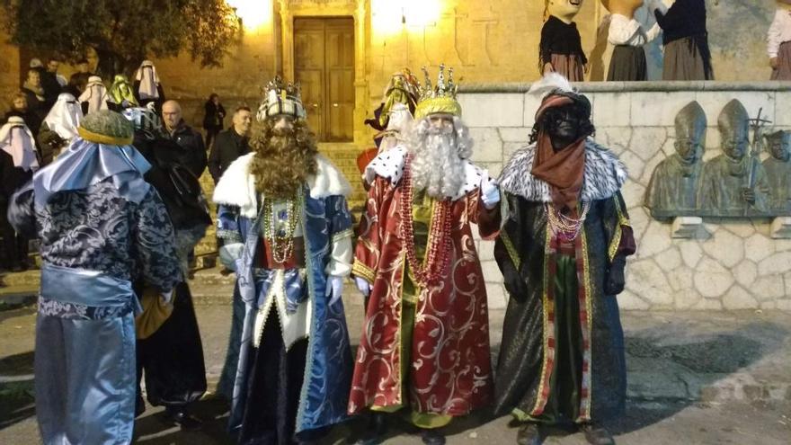 Melchor, Gaspar y Baltasar, durante una visita al municipio de Sencelles.