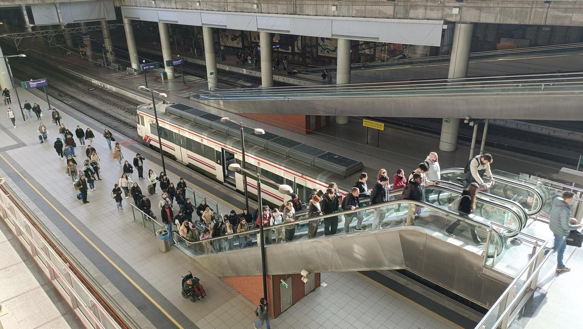 Usuarios del tren en la estación de Castelló.