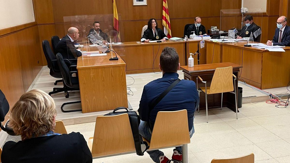 Juicio contra un hombre acusado de estafar 30.000 euros a una exnovia.