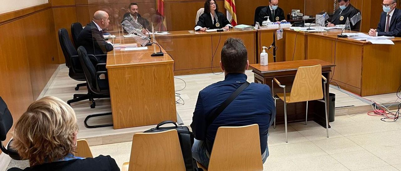 Juicio contra un hombre acusado de estafar 30.000 euros a una exnovia.