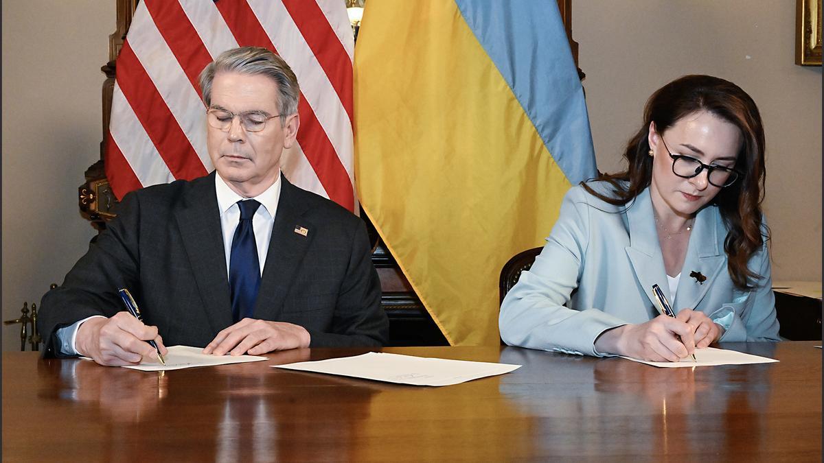 El secretario del Tesoro de EEUU, Scott Bessent, y la ministra de Economía de Ucrania, Yulia Svyrydenko, durante la firma del acuerdo de minerales.