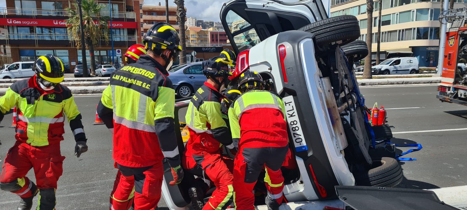 Vuelco de un coche en la Avenida Marítima (20/09/23)