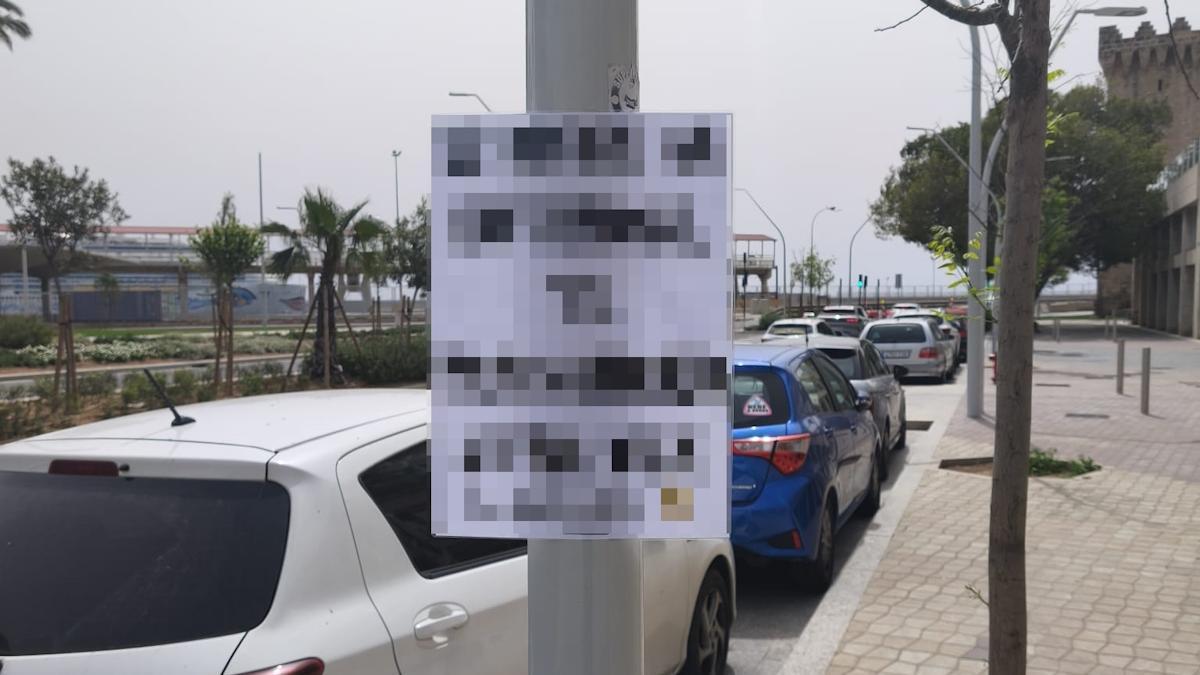 Denunciado por colocar carteles con frases románticas en las farolas de Palma