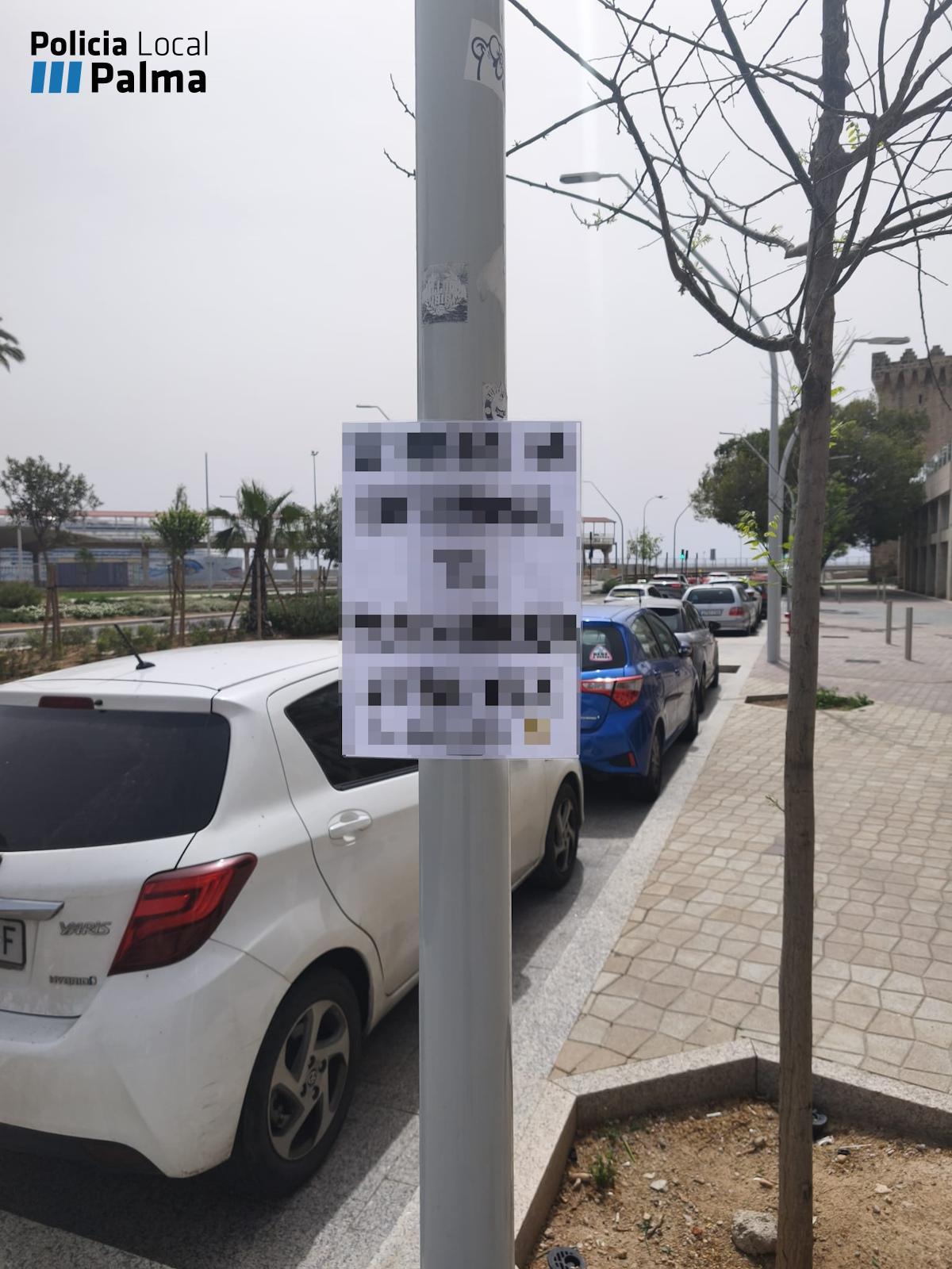 El cartel por el que fue denunciado el hombre, en el Paseo Marítimo de Palma.