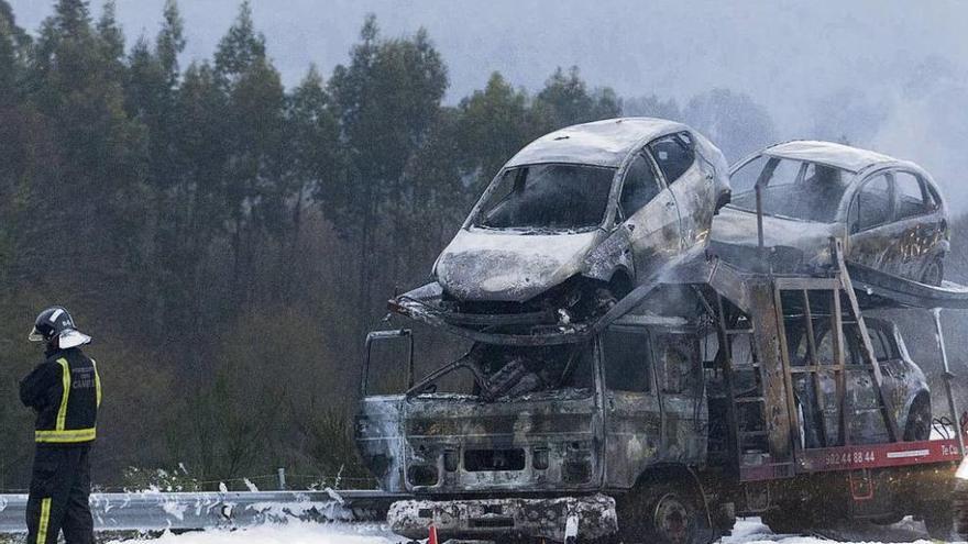 Retenciones en la autovía de A Coruña al arder un camión que llevaba tres coches