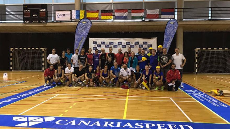 En la imagen superior, foto de familia de todos los participantes durante la jornada dominical en este torneo; en las imágenes inferiores, los podios absolutos de féminas y masculinos.