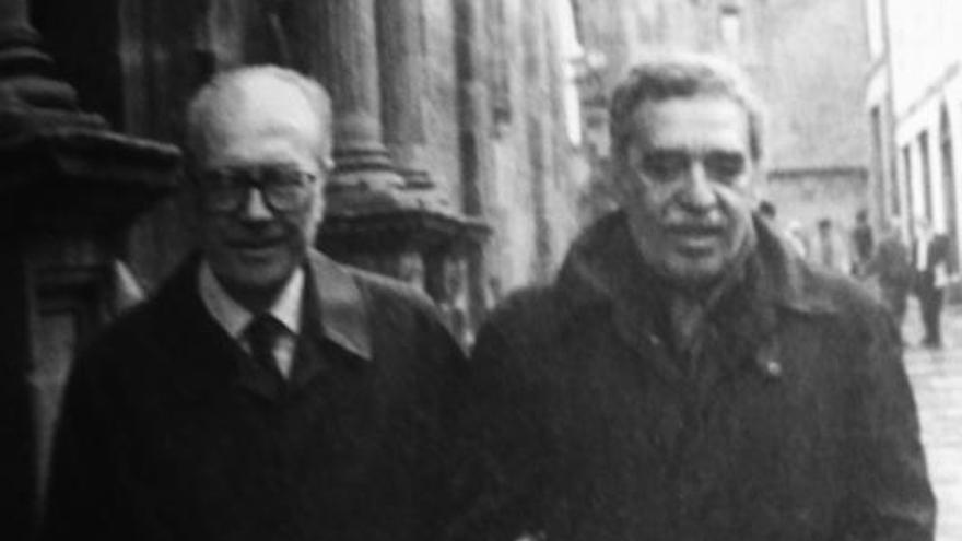 Gabriel García Márquez con el intelectual Domingo García-Sabell, entonces delegado del Gobierno, en su primera visita a Galicia en 1983.