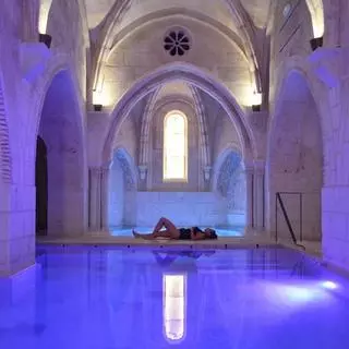 El monasterio medieval de Castilla y León que esconde un balneario en plena Ribera del Duero