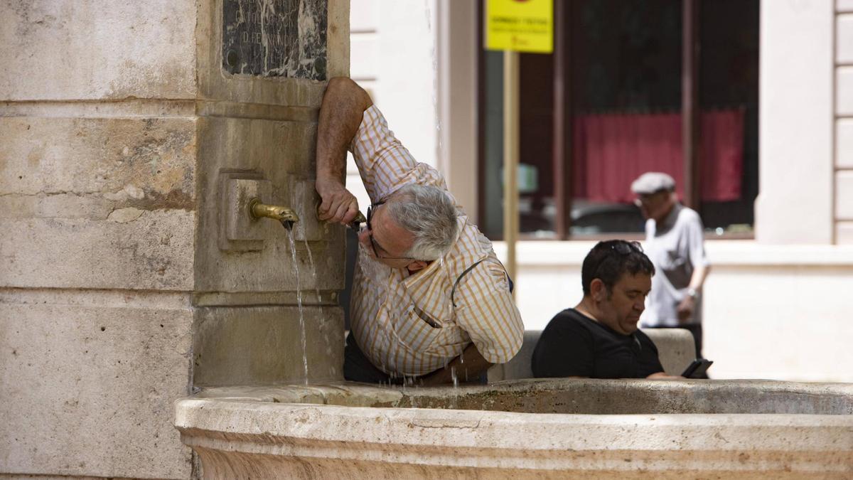 Un hombre se refresca en una fuente de Xàtiva en una imagen de archivo.