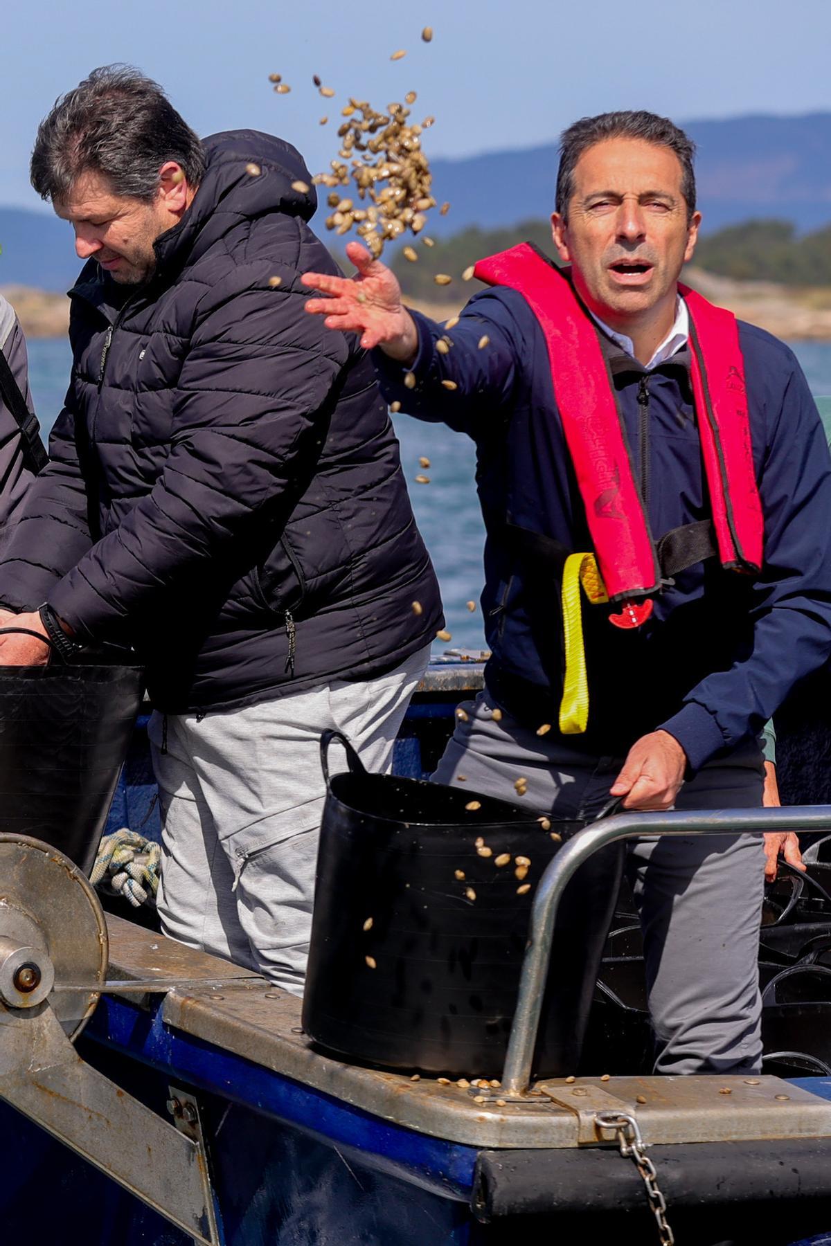 Villares lanzando almeja al agua.