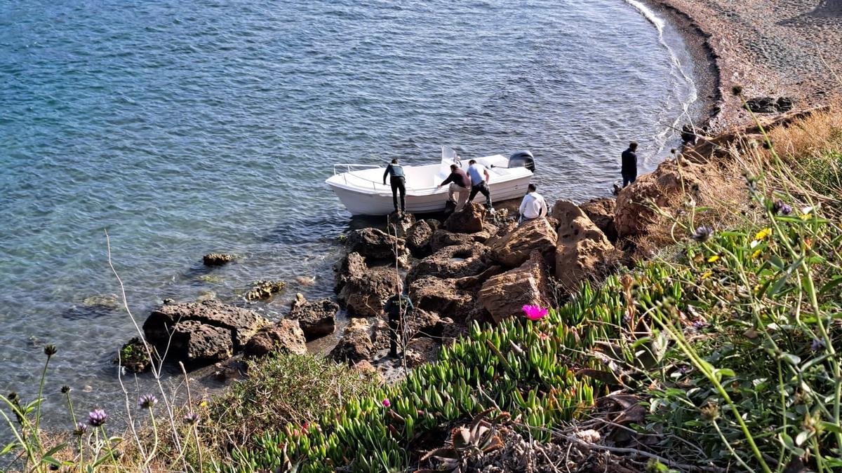 Agentes hallaron la propia embarcación en la Playa del Descargador.