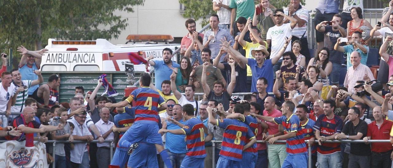 Els jugadors del Llagostera celebren el gol de Nuha Marong contra el Nàstic que va donar l’històric ascens a Segona A el 2014
