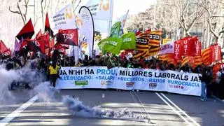 Huelga de profesores: Miles de docentes se manifiestan por Barcelona: "Menos discursos, más recursos"