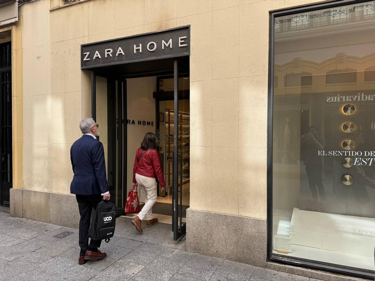 Dos personas entran a la tienda Zara Home del centro de Córdoba.