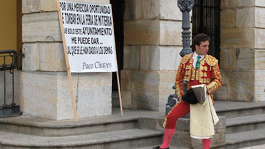Un novillero protesta frente al Ayuntamiento de Badajoz con el traje de luces para pedir una oportunidad