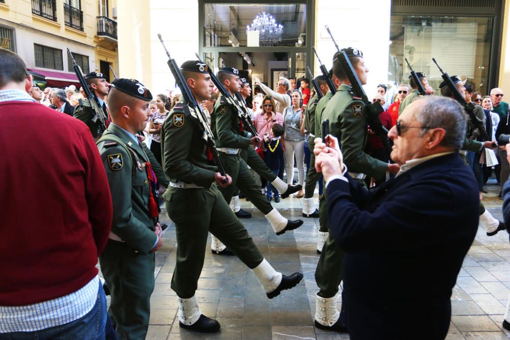 Los paracaidistas han trasladado la imagen por las calles del centro, para acabar con su entronización en la iglesia de San Juan