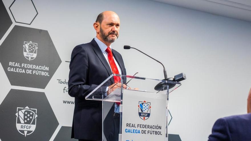 Louzán, en la sede de la Federación Gallega en Santiago.