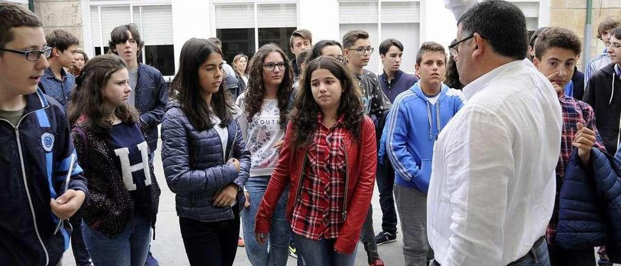 El director del centro, el día del inicio de las clases del presente curso. // Bernabé/Javier Lalín