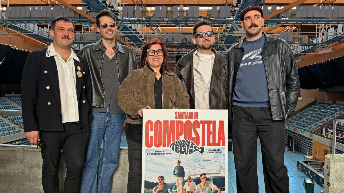 La edil de Fiestas y Deportes, Pilar Lueiro, entre los integrantes del grupo The Rapants.