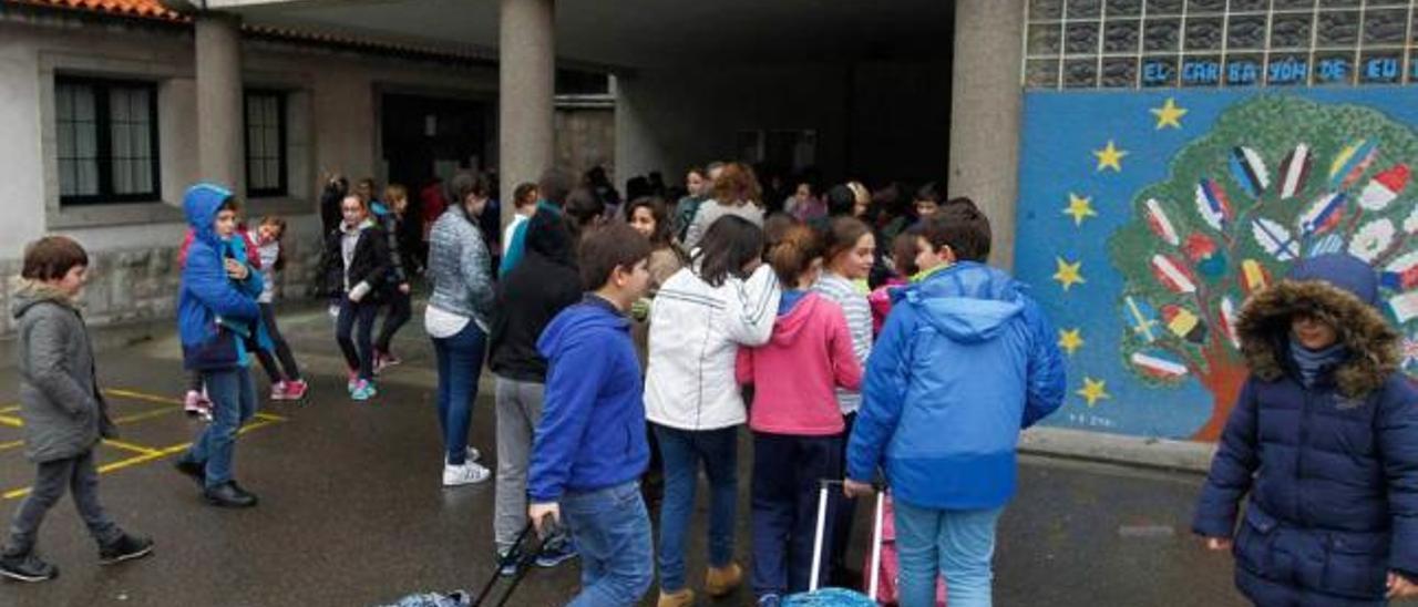 Alumnos de la Gesta I, ayer, entrando al colegio para afrontar la tarde.