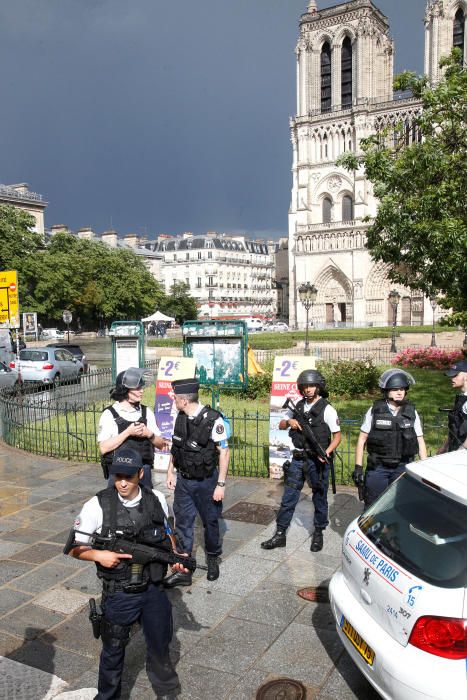 Ataque a un policía en Notre Dame