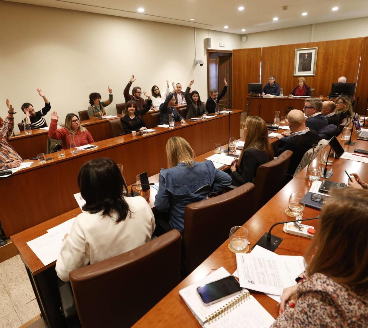 Momento de la votación del presupuesto municipal, ayer, en Avilés.  | LUISMA MURIAS