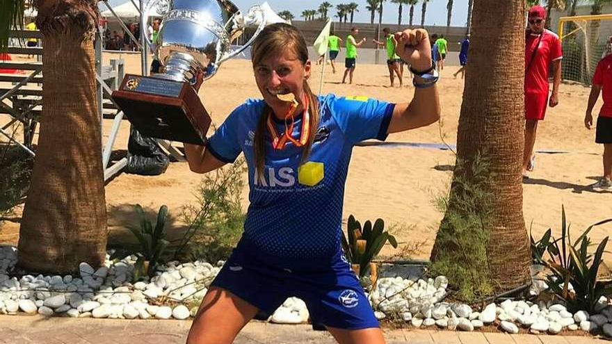 Heba Bermúdez con la copa que acredita a su equipo como campeón de la Liga Nacional. // FDV