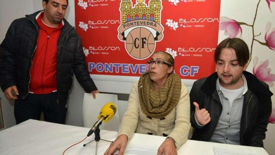 Los responsables de la Asociación de Peñas del Pontevedra antes de iniciar la rueda de prensa. // G. S.