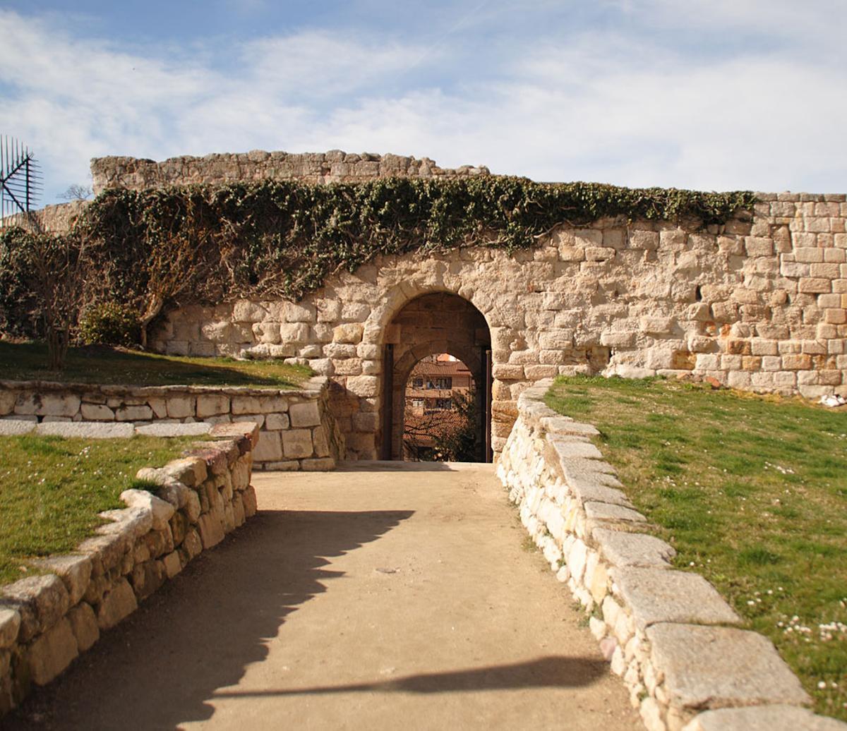 Nueva zona en la muralla zamorana despejada, ¿sabes de cuál se trata?