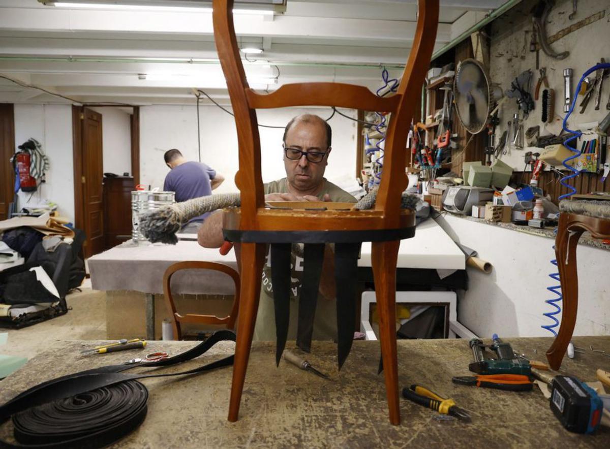 Un trabajador con una silla de comedor.   | // GUSTAVO SANTOS