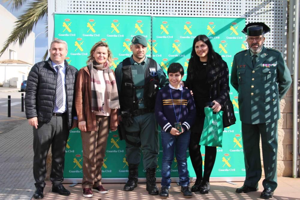 Un niño visita al guardia civil que le salvó la vida en Inca