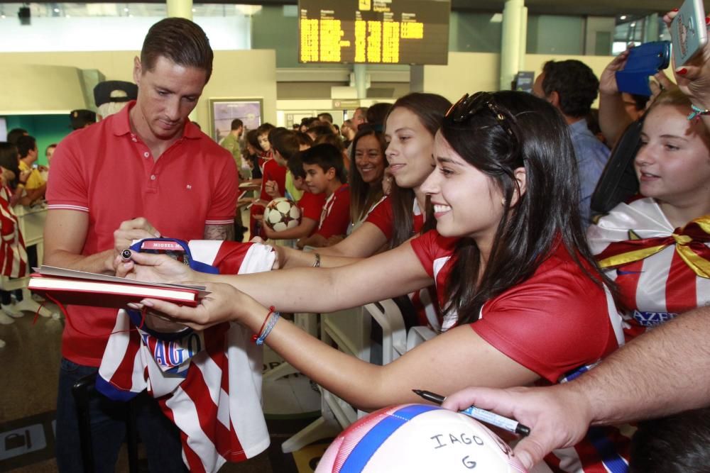 La expedición rojiblanca, comandada por el ''cholo'' Simeone, aterrizó esta tarde en Peinador. Fernando Torres y Griezmann, los más solicitados por los fans.