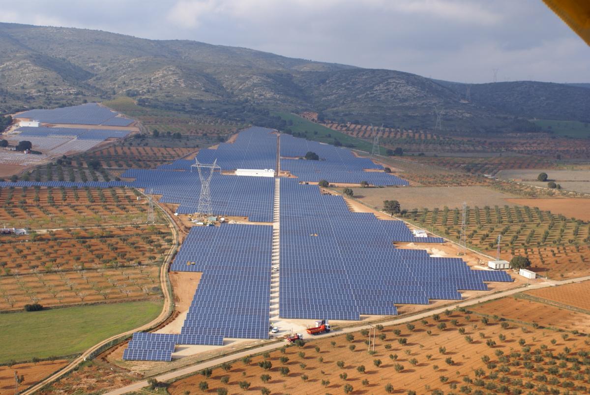 Parque fotovoltaico integrado en una zona de cultivo de la Comunitat Valenciana.