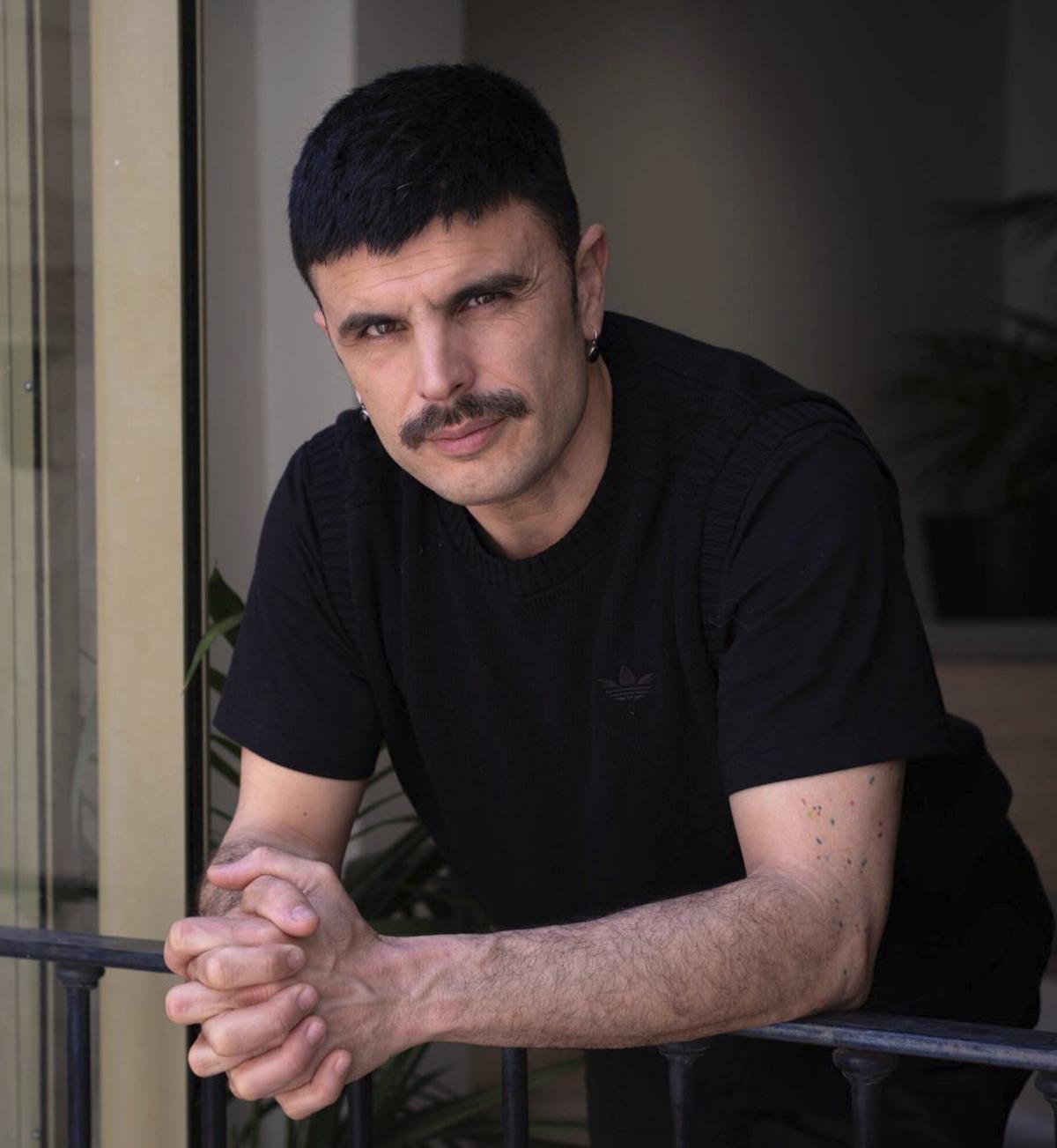 Rodrigo Cuevas, cantautor: "Amb empresonats, bandolers... penses que hi ha una escletxa per a l’amor prohibit"