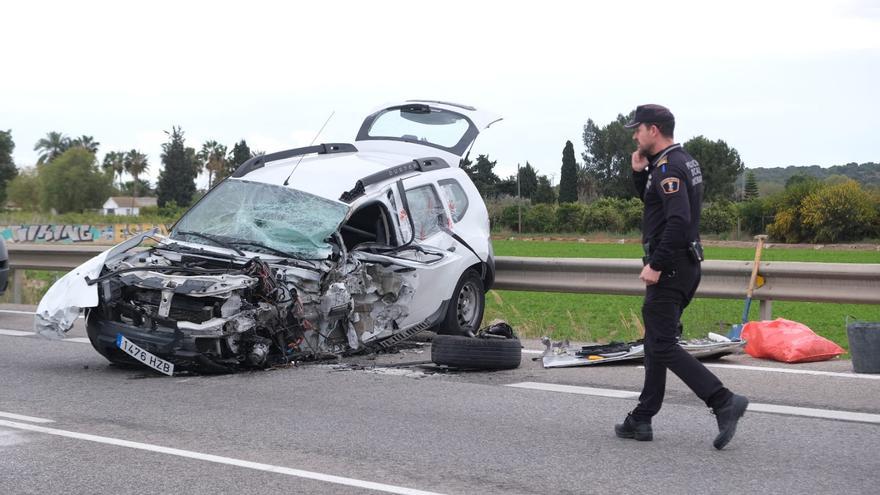 Choque frontal entre un turismo y un autobús en Almoradí