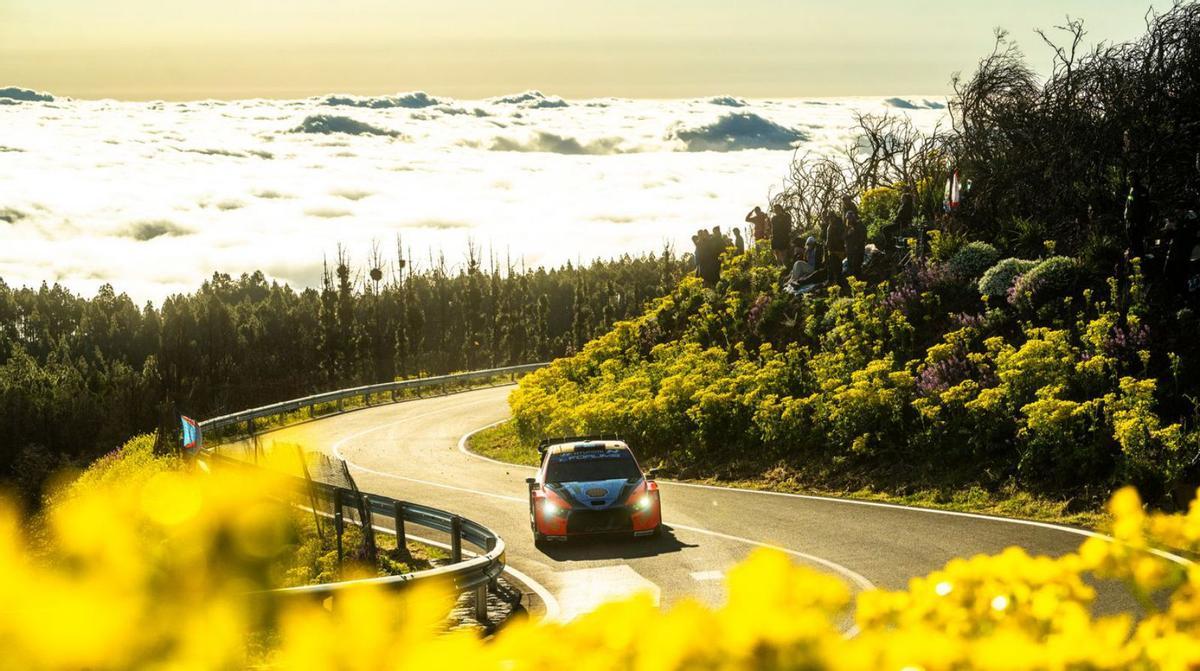 Uno de los participantes en la prueba, rodando por la Cumbre con el mar de nubes detrás.    | FIA WRC