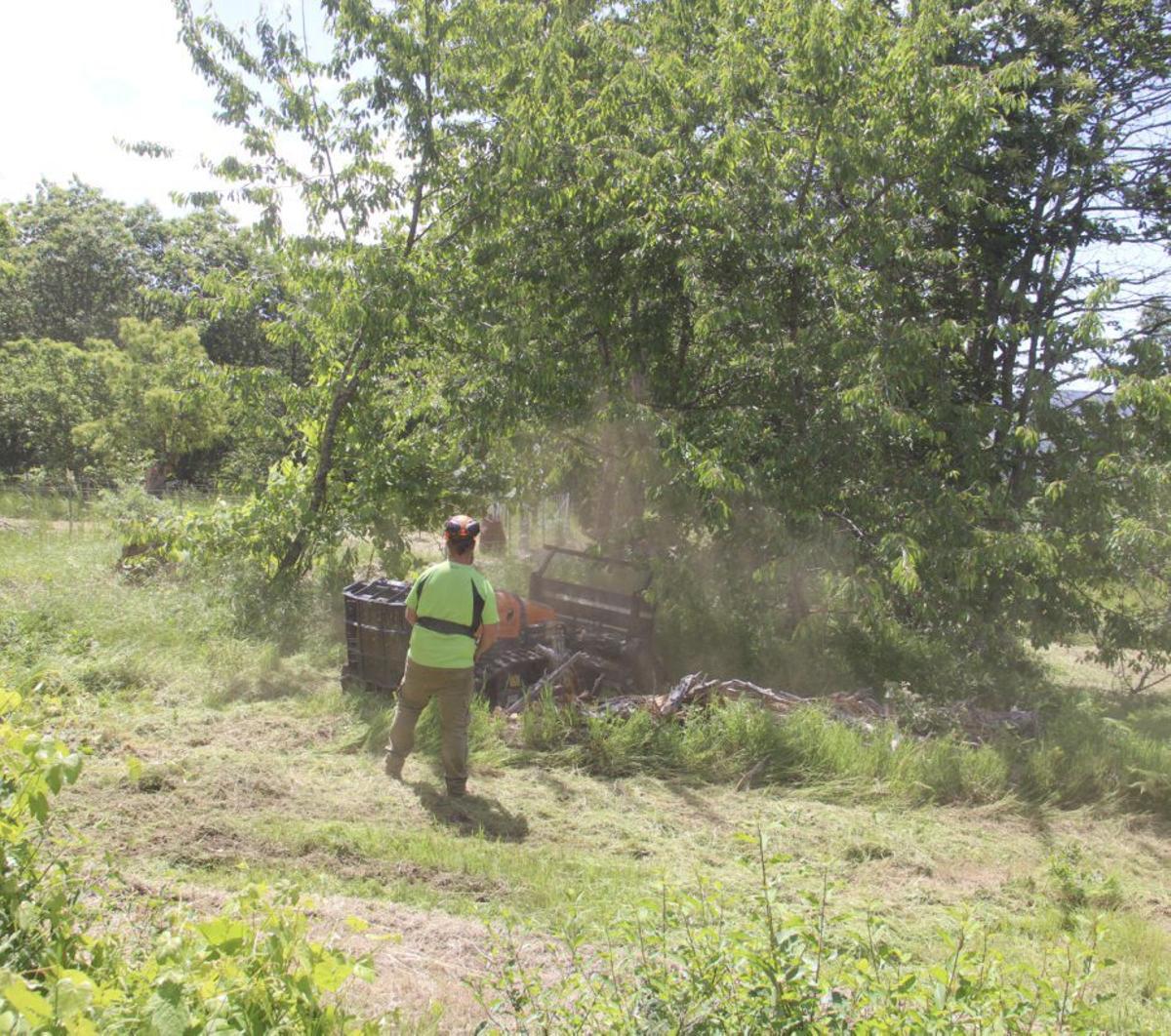 Uno de los operarios dirige al robot en una zona de difícil acceso.