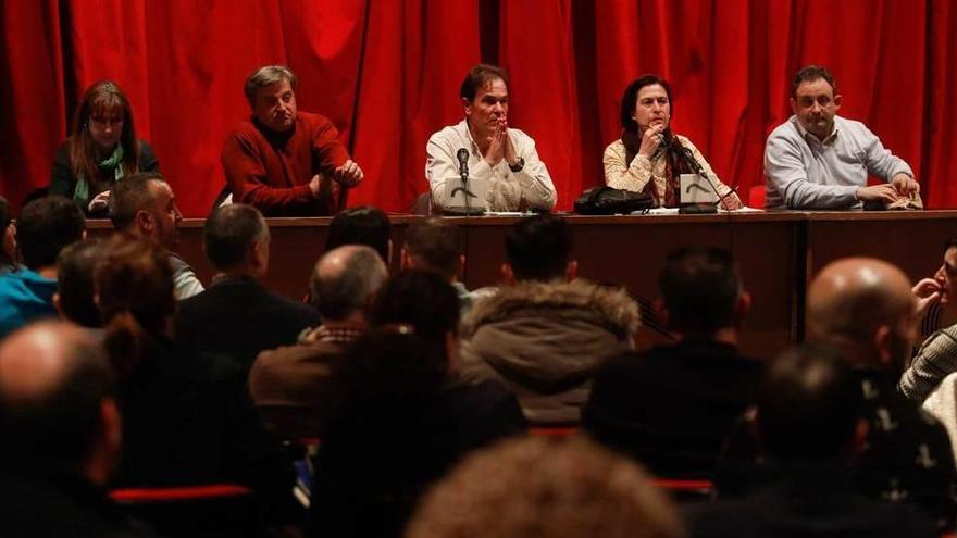 Un momento de la asamblea de trabajadores municipales, el martes, en la Casa de Cultura.