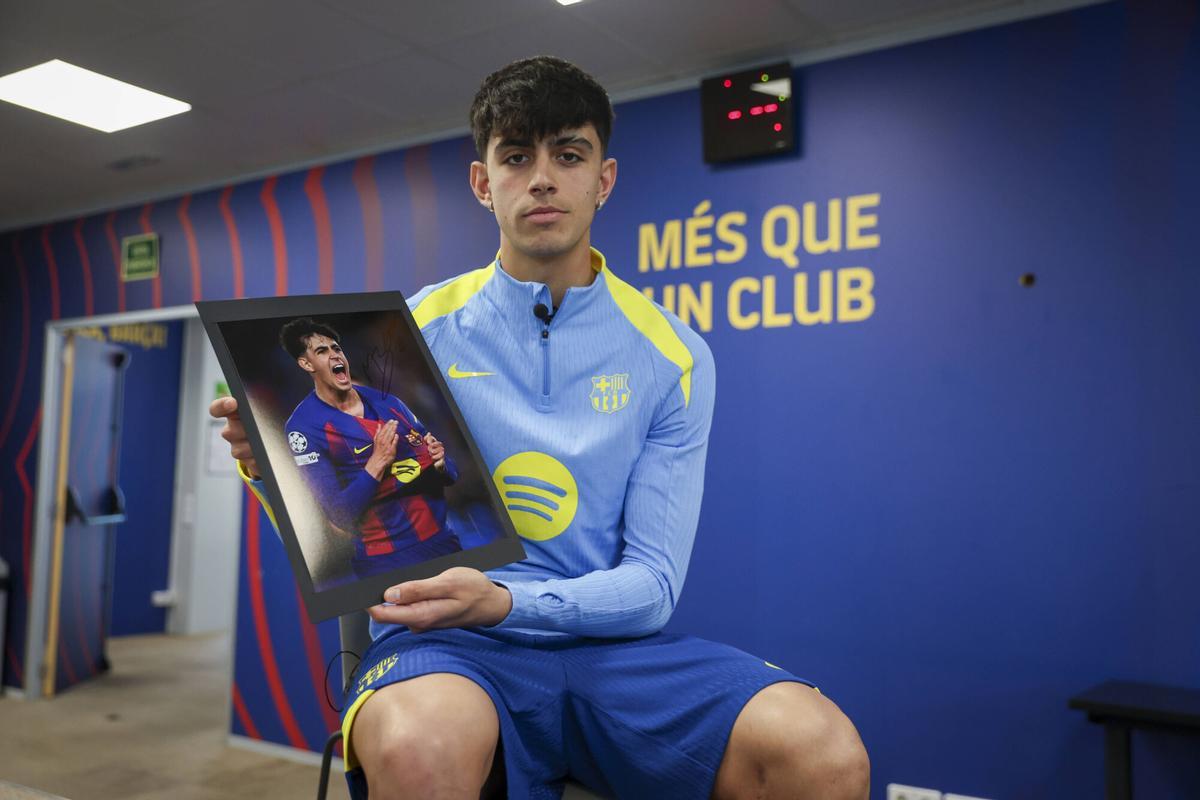 Marc Bernal, con la imagen captado por SPORT de su celebración en el gol marcado al Newcastle