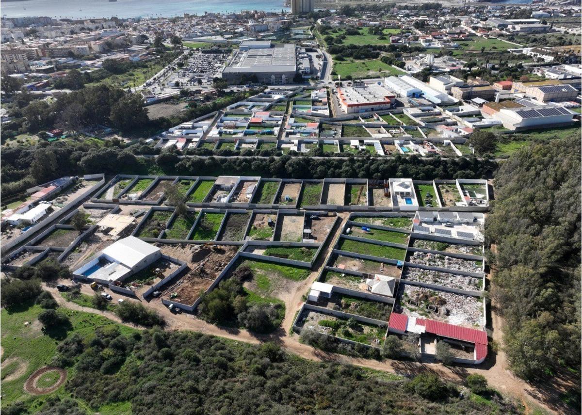 Vista aérea de una macrourbanización ilegal en La Línea de la Concepción que fue paralizada en 2024.
