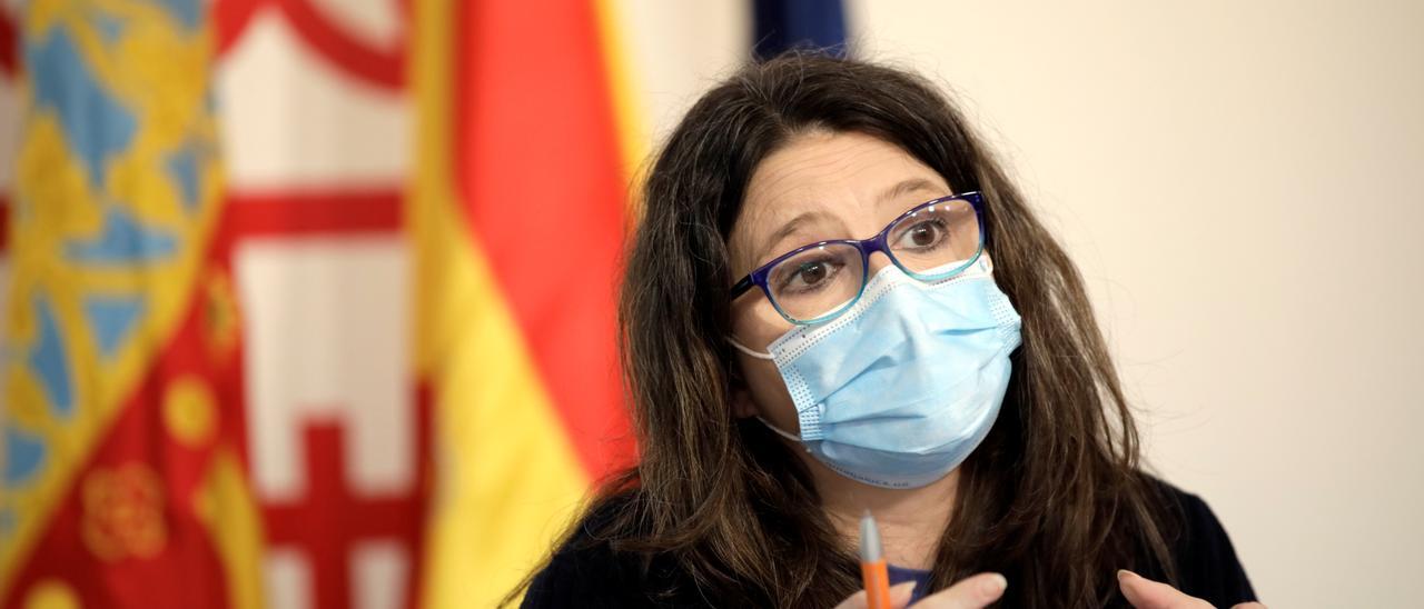 La vicepresidenta del Consell, Mónica Oltra, comparece ante los medios tras el pleno del Consell de este viernes.