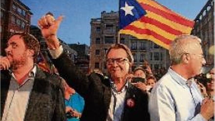 Junqueras i Mas, que fa el símbol del polze, ahir a Lleida