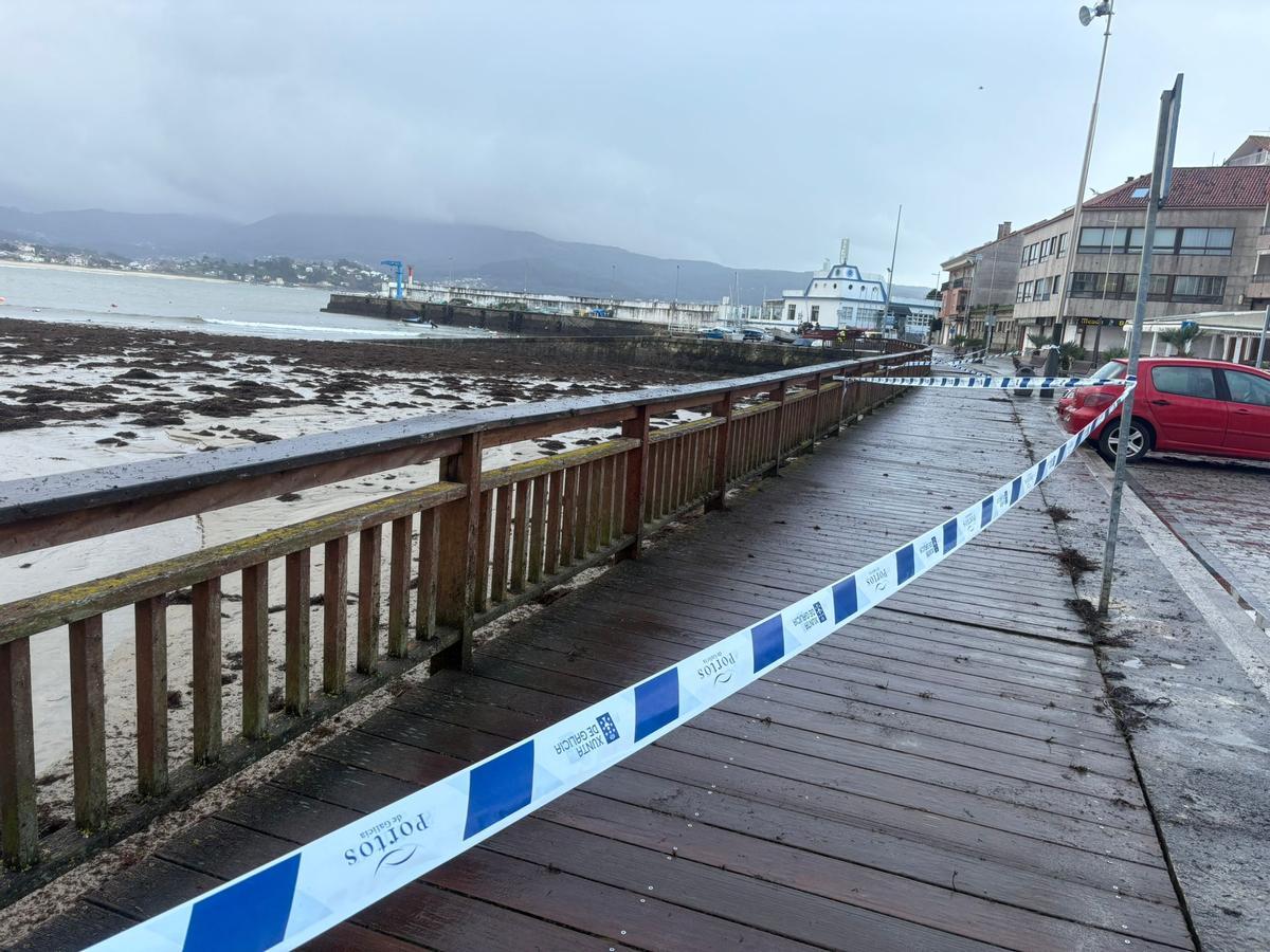 La pasarela del puerto cerrada al paso.