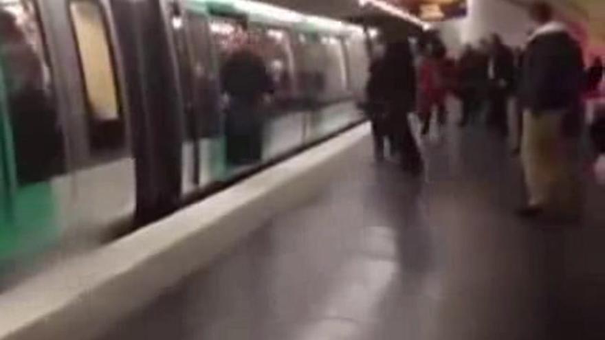 Hinchas del Chelsea impiden a un negro entrar en el metro en París