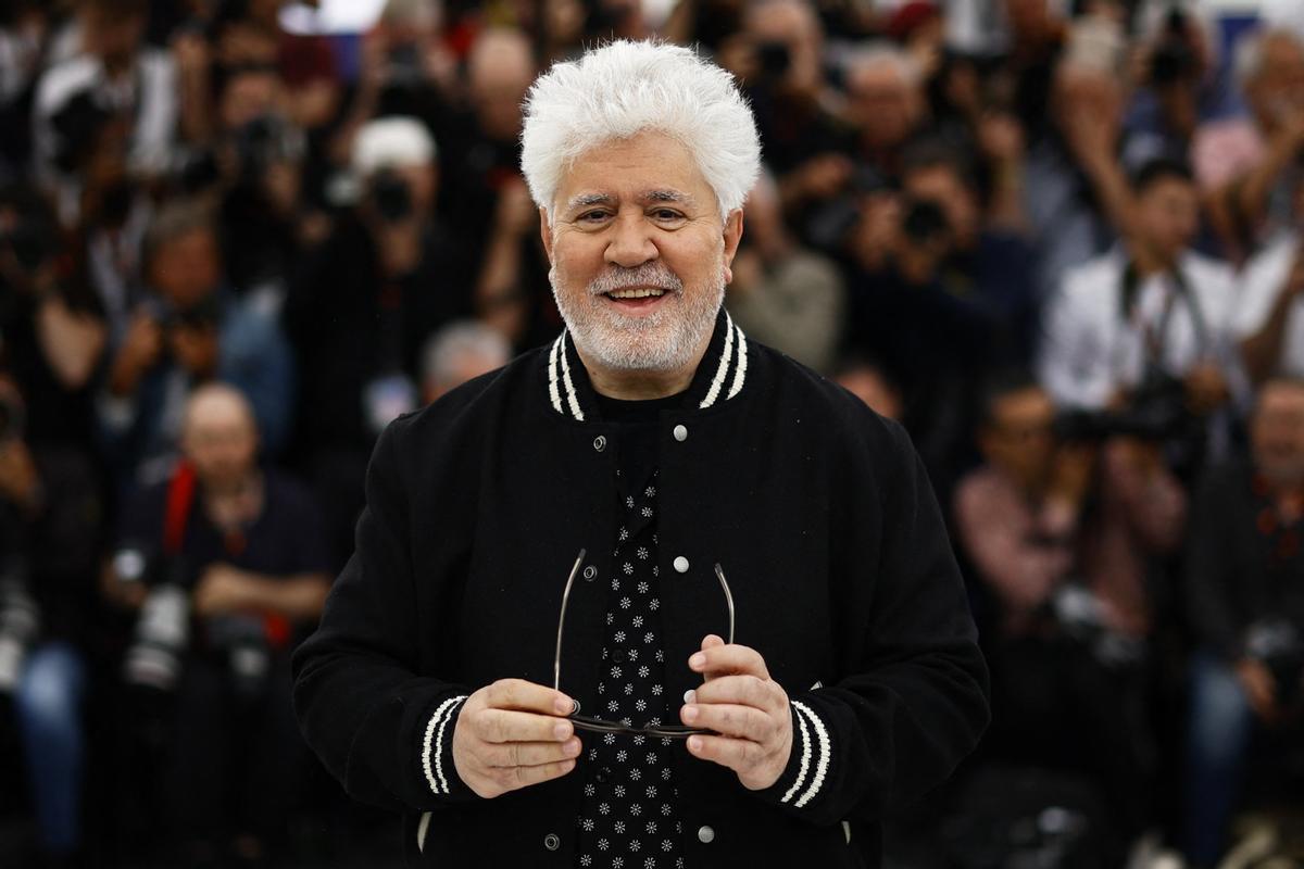 Pedro Almodóvar aterriza en Cannes. El cineasta estrena en Cannes el mediometraje ‘Extraña forma de vida’, con Ethan Hawke y Pedro Pascal, un wéstern protagonizado por dos gais que subvierte el género