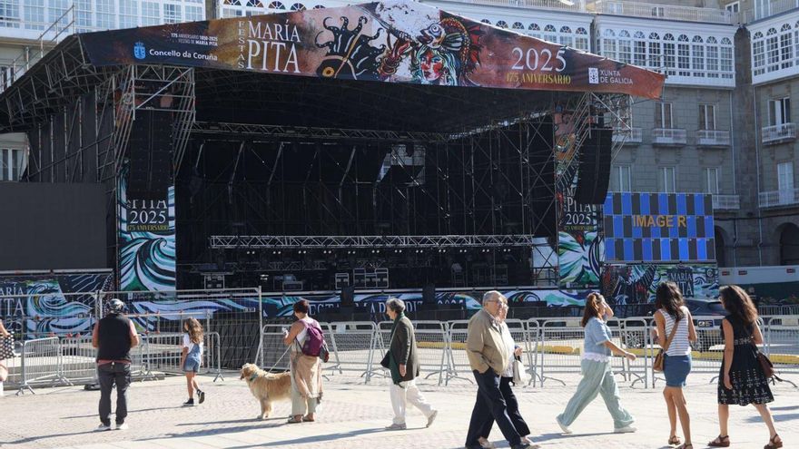 El escenario de María Pita, listo para el concierto de esta noche. | Germán Barreiros/Roller Agencia