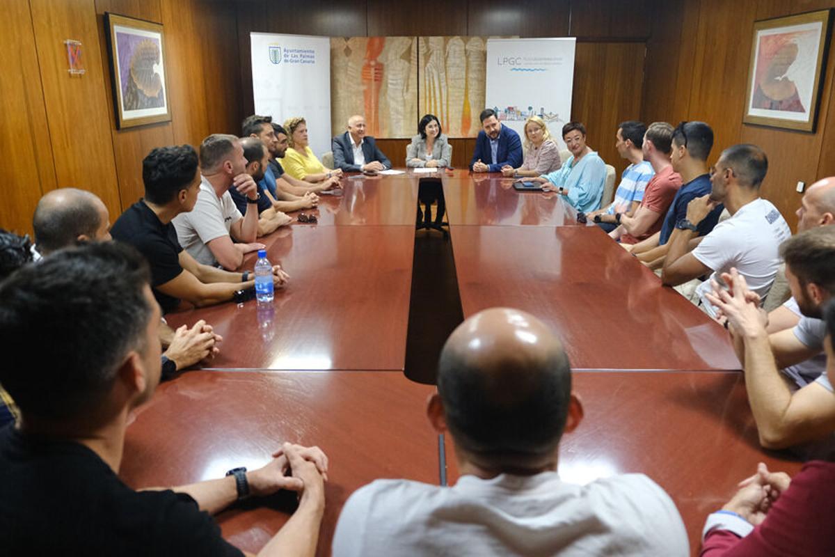 Ana Gutiérrez Triano, exdirectora de Recursos Humanos (cuarta por la izquierda), en una reunión.