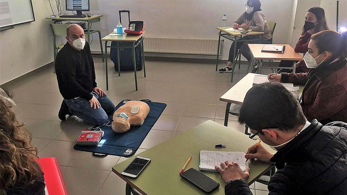 Onofre Sáez durante el taller de reanimación en el IES Marc Ferrer.